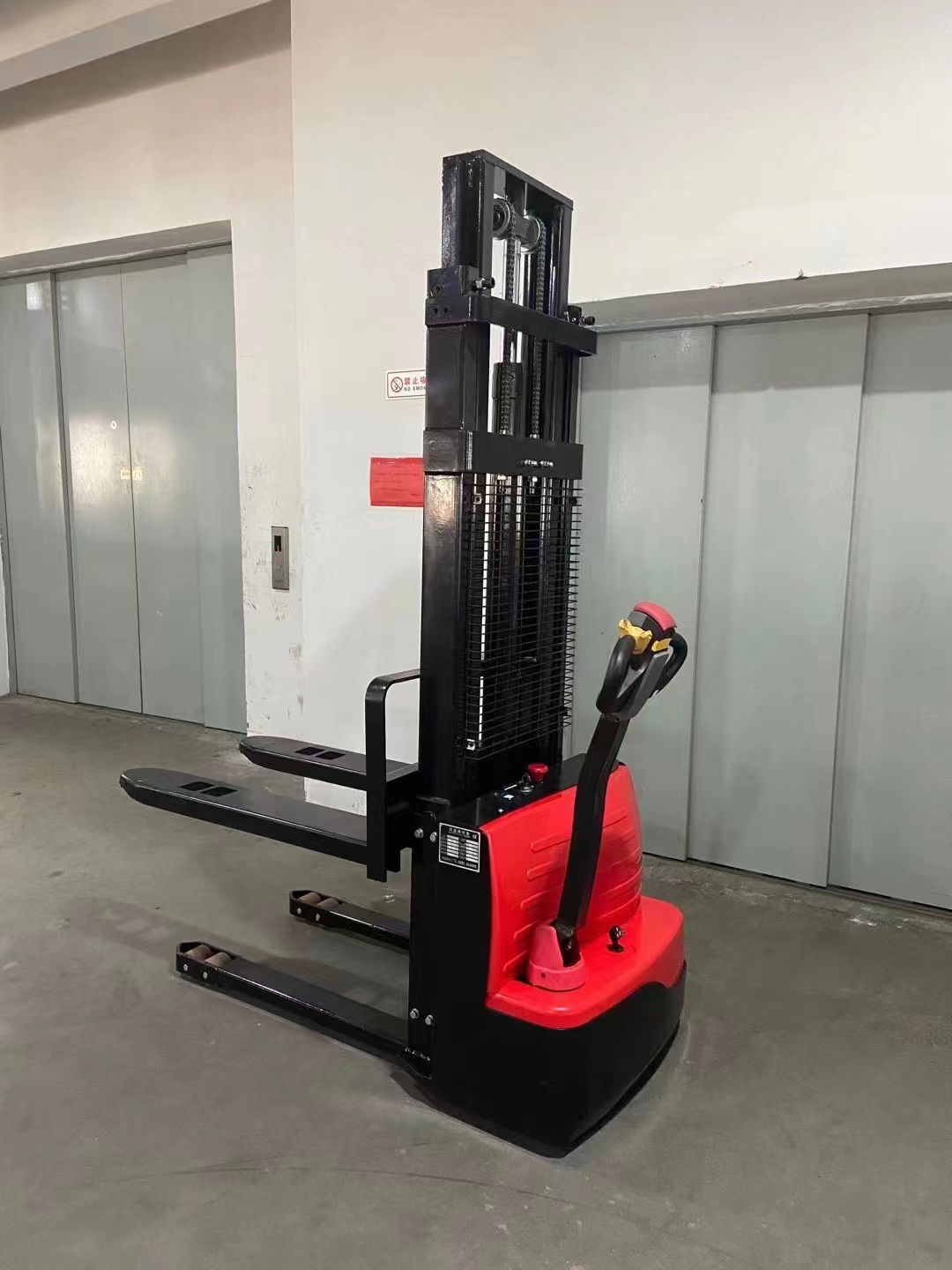 站駕式電動叉車